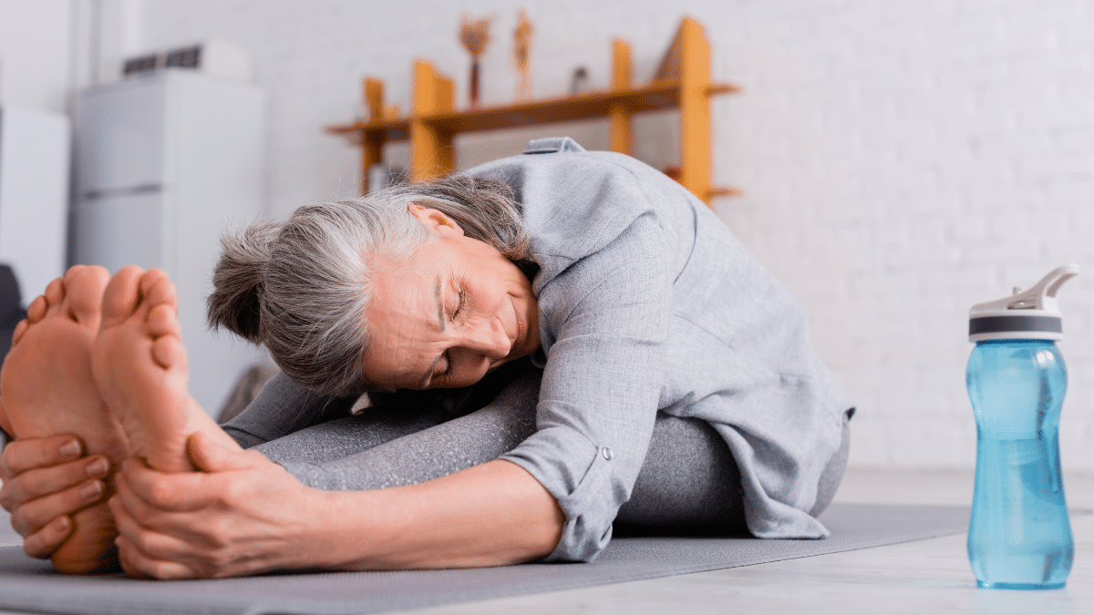 À 63 ans, j’ai adopté cette routine de stretching chaque matin pour garder une silhouette fine
