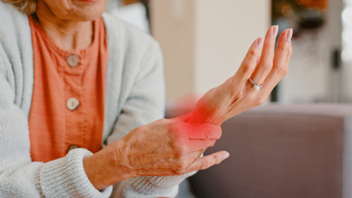 Ostéoporose après 60 ans : ces gestes simples protègent vos os et renforcent votre santé physique