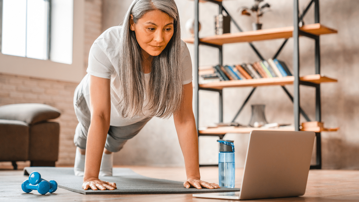 Voici l’exercice idéal de pilates à partir de 60 ans pour renforcer ses abdos chaque jour