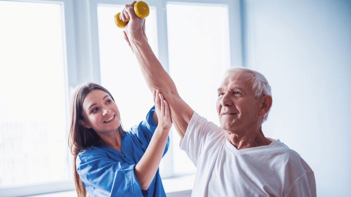 Je suis kiné : voici les mouvements que je fais faire à tous mes patients de plus de 65 ans