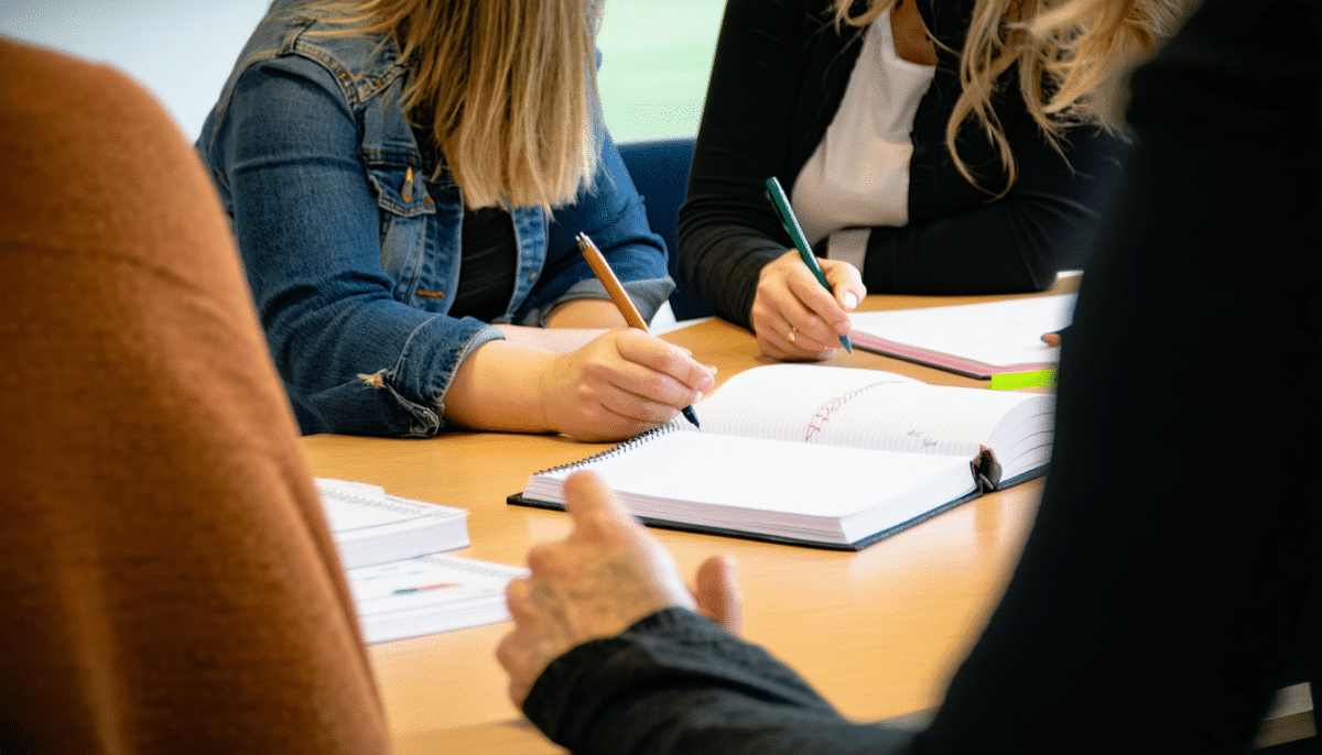 découvrez comment les ateliers d'écriture deviennent des espaces privilégiés pour s'exprimer et rencontrer d'autres passionnés de la littérature. plongez dans un univers d'échanges créatifs où chaque mot prend vie et chaque voix compte.