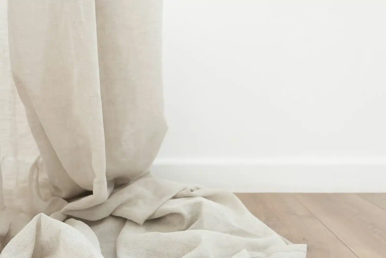 Chambre apaisante avec linge naturel et mobilier en bois clair