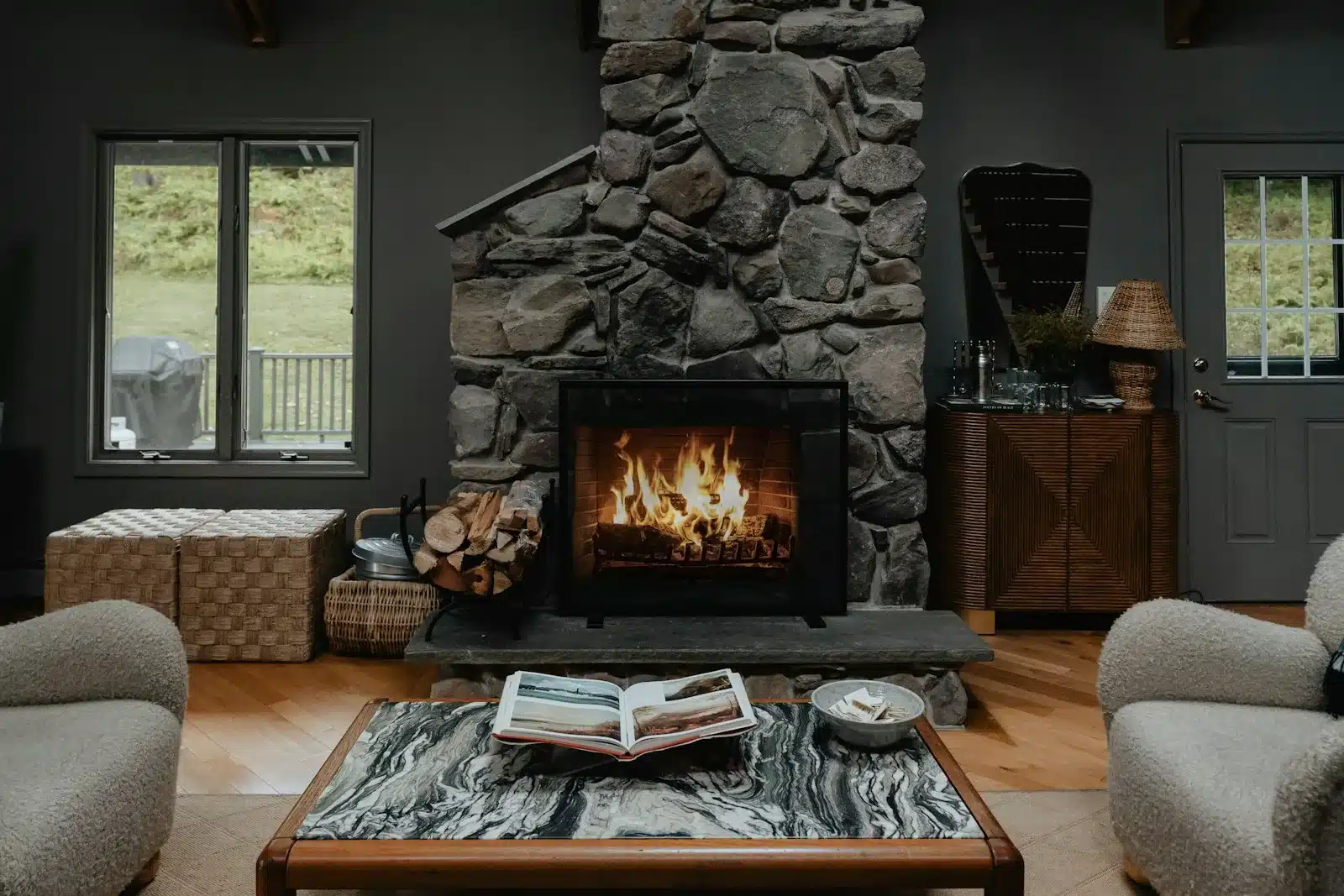 Intérieur cosy avec foyer en pierre, poutres apparentes et mobilier chaleureux